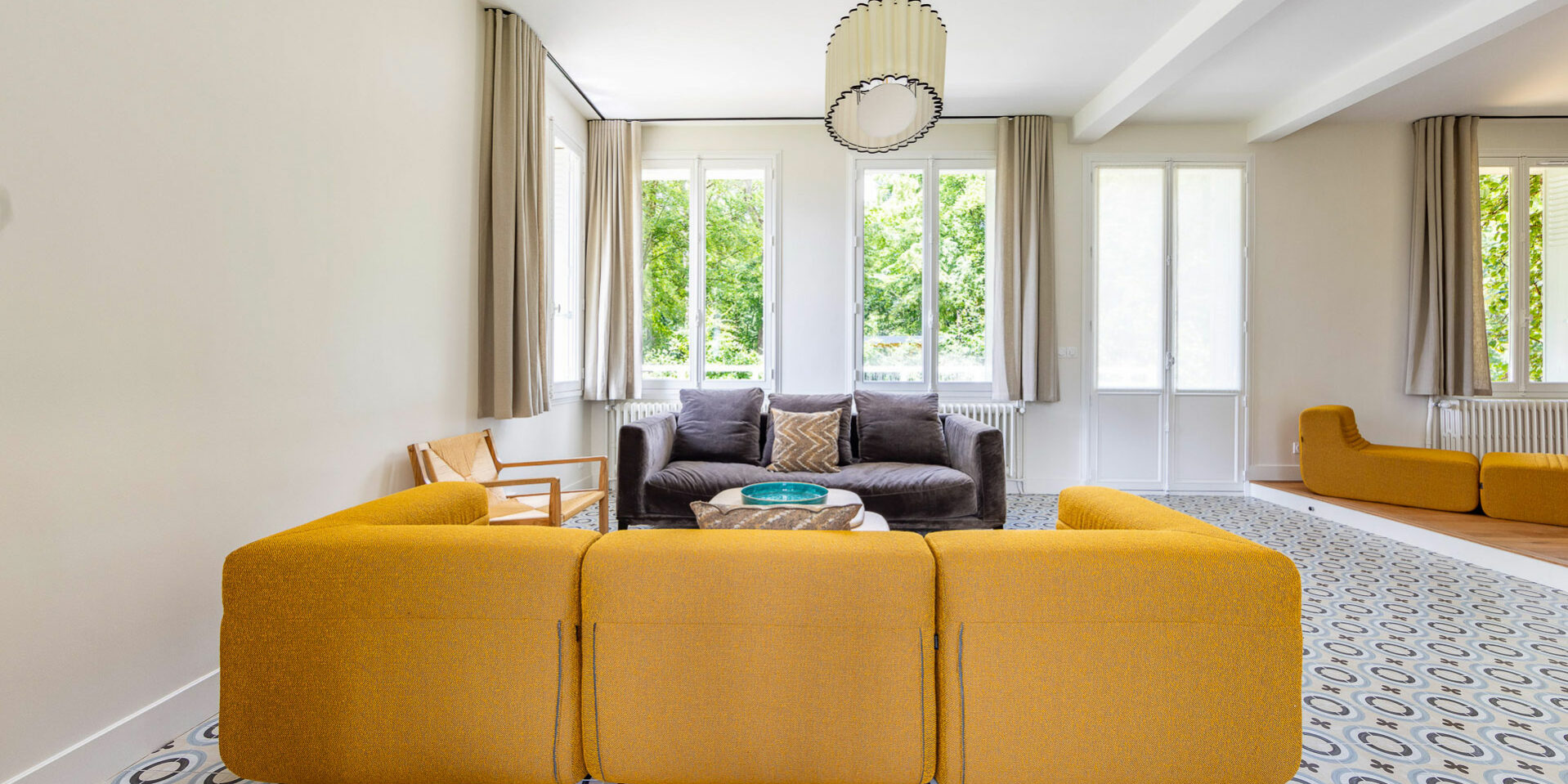 sejour-piece-de-vie-lafutaie Grand salon avec deux beaux canapés design et une méridienne